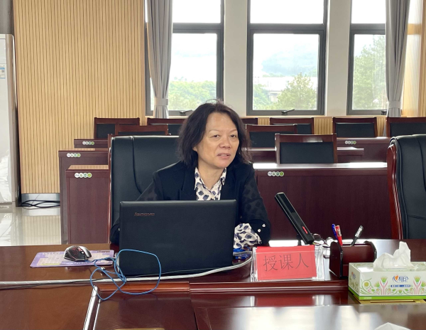 陈继兰作报告.jpg